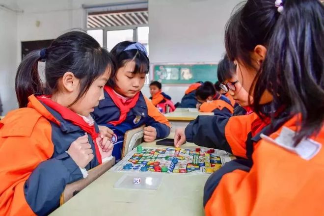 閔行公辦小學(xué)免費(fèi)課后服務(wù)延至18時(shí)，瞧瞧娃們?cè)趯W(xué)校過(guò)得咋樣
