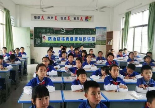小學(xué)生上課傳紙條被逮住，老師看后火冒三丈，家長卻笑出聲——課后看護(hù)的意外插曲
